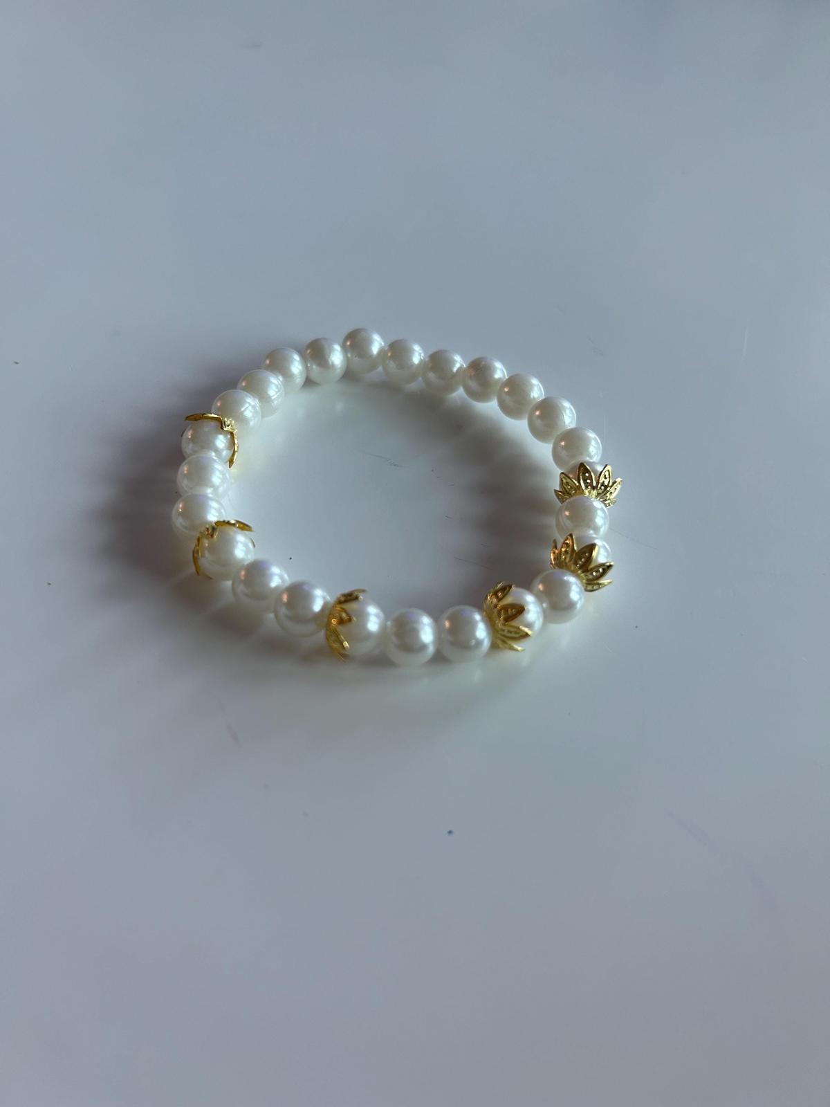 Pearl Handmade Glass and Plastic Beaded Art leafy pearl Bracelet