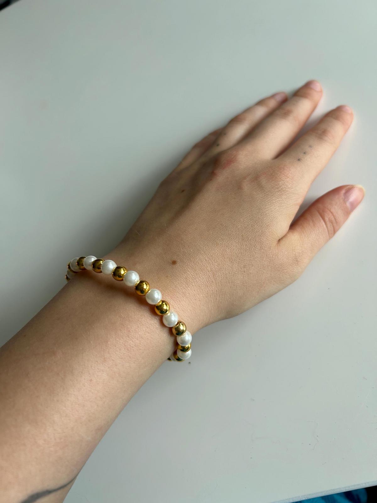 Elegant Pearl and Gold Beaded Bracelet