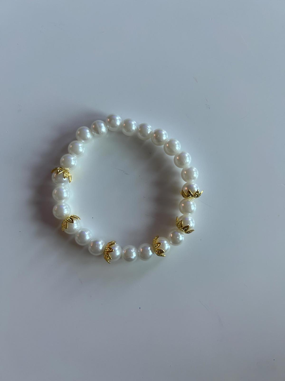 Pearl Handmade Glass and Plastic Beaded Art leafy pearl  Bracelet