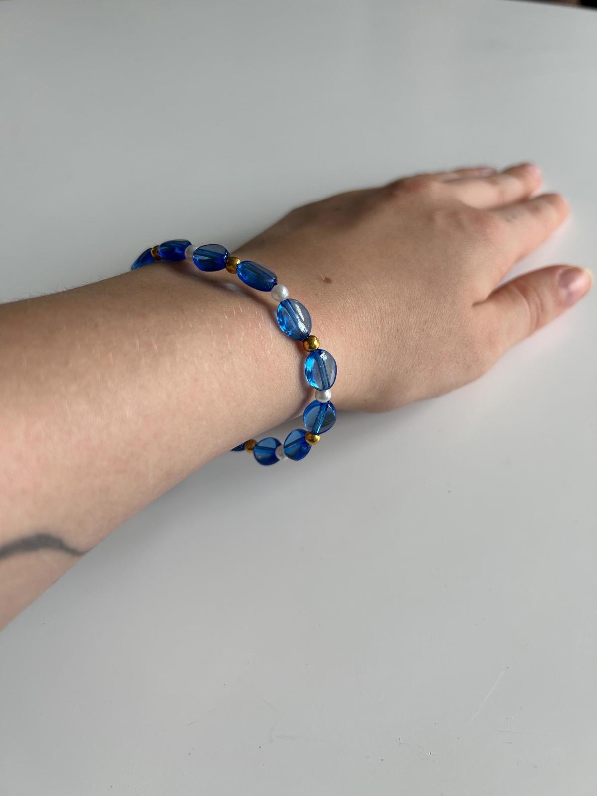 Blue beaded bracelet with gold accent