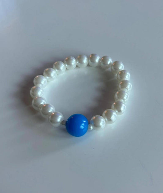 Elegant Pearl Bracelet with Blue Accent Bead