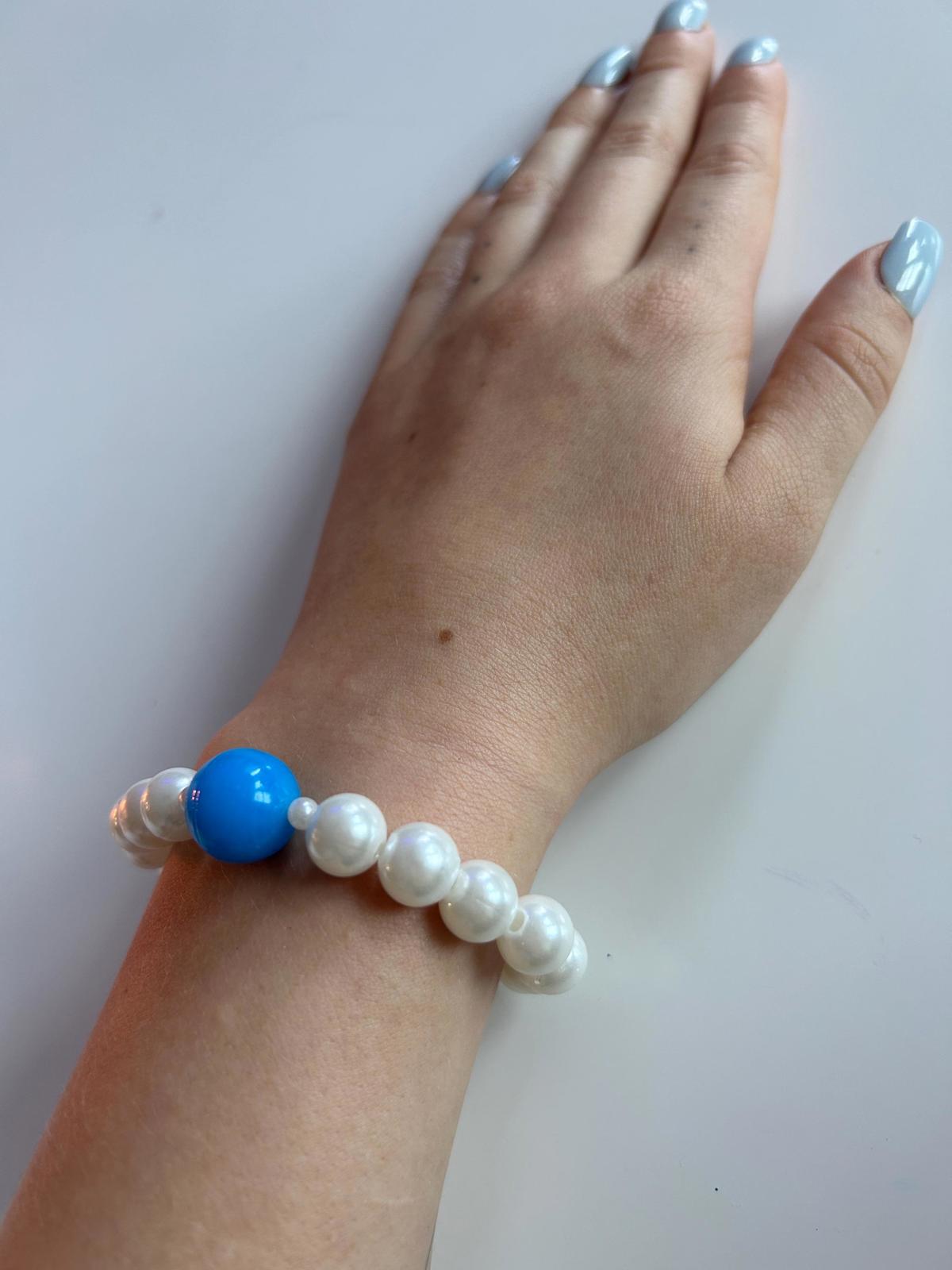 Elegant Pearl Bracelet with Blue Accent Bead