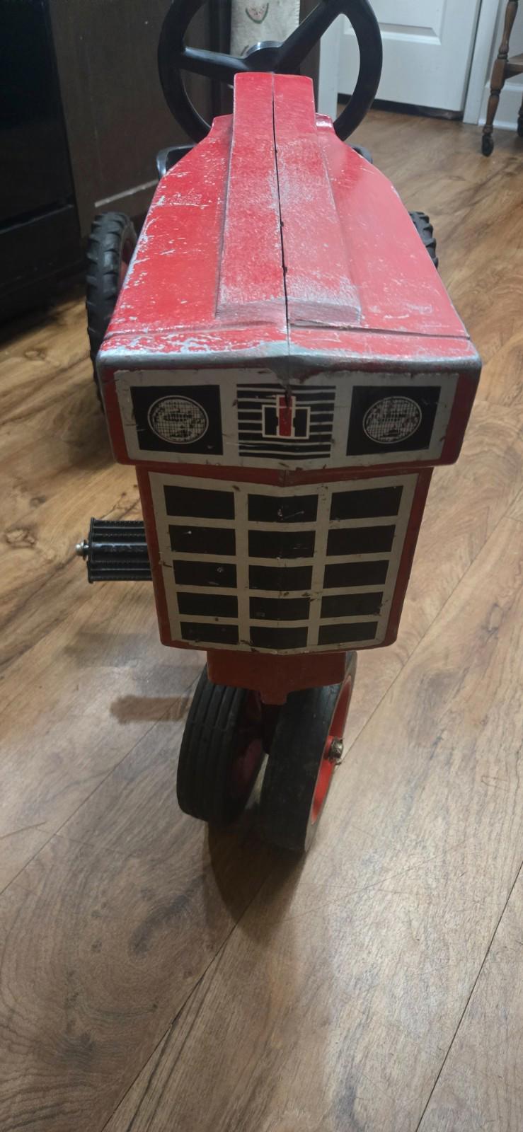VTG ERTL Red International Pedal Farm Tractor Child Toy