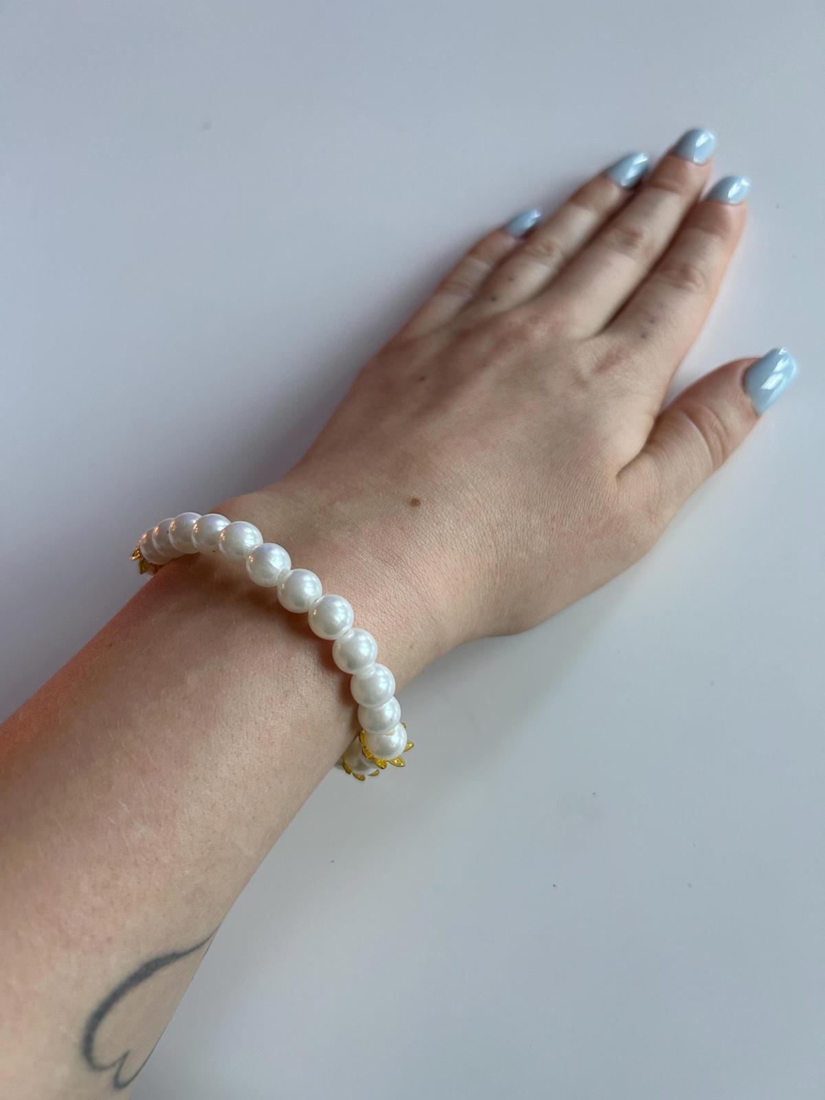 Pearl Handmade Glass and Plastic Beaded Art leafy pearl  Bracelet