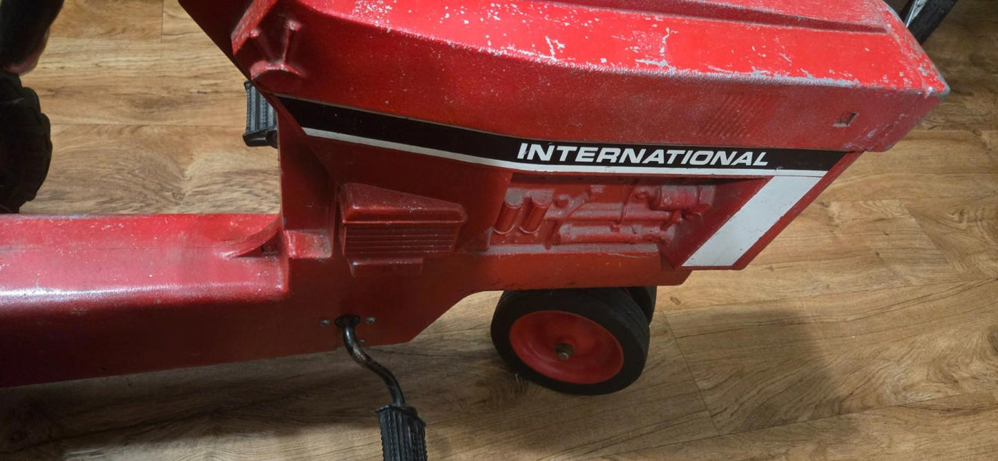 VTG ERTL Red International Pedal Farm Tractor Child Toy
